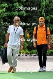 (L to R): Adam Norris (GBR) with his son Lando Norris (GBR) McLaren. 17.09.2023. Formula 1 World Championship, Rd 16, Singapore Grand Prix, Marina Bay Street Circuit, Singapore, Race Day.