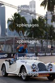 Alexander Albon (THA) Williams Racing on the drivers' parade. 17.09.2023. Formula 1 World Championship, Rd 16, Singapore Grand Prix, Marina Bay Street Circuit, Singapore, Race Day.