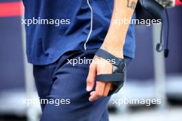 The injured hand of Daniel Ricciardo (AUS) AlphaTauri. 14.09.2023. Formula 1 World Championship, Rd 16, Singapore Grand Prix, Marina Bay Street Circuit, Singapore, Preparation Day.