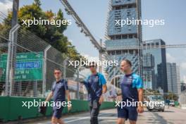 Alexander Albon (THA) Williams Racing walks the circuit with the team. 14.09.2023. Formula 1 World Championship, Rd 16, Singapore Grand Prix, Marina Bay Street Circuit, Singapore, Preparation Day.