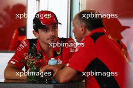 (L to R): Charles Leclerc (MON) Ferrari with Frederic Vasseur (FRA) Ferrari Team Principal. 14.09.2023. Formula 1 World Championship, Rd 16, Singapore Grand Prix, Marina Bay Street Circuit, Singapore, Preparation Day.
