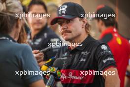 Valtteri Bottas (FIN) Alfa Romeo F1 Team with the media. 14.09.2023. Formula 1 World Championship, Rd 16, Singapore Grand Prix, Marina Bay Street Circuit, Singapore, Preparation Day.