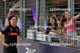 Zhou Guanyu (CHN) Alfa Romeo F1 Team walks the circuit. 14.09.2023. Formula 1 World Championship, Rd 16, Singapore Grand Prix, Marina Bay Street Circuit, Singapore, Preparation Day.