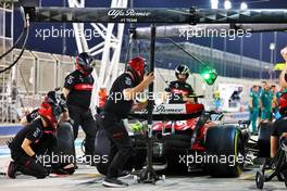 Zhou Guanyu (CHN) Alfa Romeo F1 Team C43 practices a pit stop. 24.02.2023. Formula 1 Testing, Sakhir, Bahrain, Day Two.