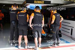 McLaren mechanics gather around Oscar Piastri (AUS) McLaren MCL60 in the pit garage. 25.02.2023. Formula 1 Testing, Sakhir, Bahrain, Day Three.