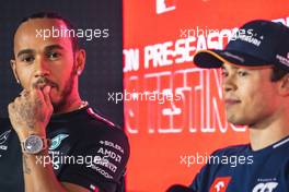 (L to R): Lewis Hamilton (GBR) Mercedes AMG F1 and Nyck de Vries (NLD) AlphaTauri in the FIA Press Conference. 25.02.2023. Formula 1 Testing, Sakhir, Bahrain, Day Three.