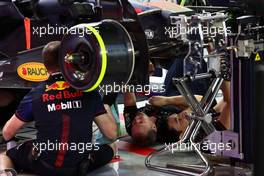 Red Bull Racing mechanics work on the Red Bull Racing RB19. 25.02.2023. Formula 1 Testing, Sakhir, Bahrain, Day Three.