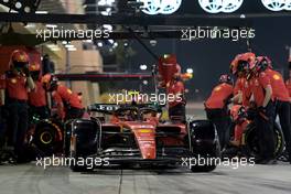 Carlos Sainz Jr (ESP) Ferrari SF-23 practices a pit stop. 25.02.2023. Formula 1 Testing, Sakhir, Bahrain, Day Three.