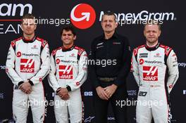 Nico Hulkenberg (GER), Haas F1 Team, Kevin Magnussen (DEN), Haas F1 Team, Pietro Fittipaldi (BRA), Haas F1 Team and Guenther Steiner (ITA), Haas F1 Team Prinicipal  23.02.2023. Formula 1 Testing, Sakhir, Bahrain, Day One.