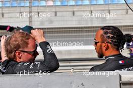 (L to R): Valtteri Bottas (FIN) Alfa Romeo F1 Team with Lewis Hamilton (GBR) Mercedes AMG F1. 23.02.2023. Formula 1 Testing, Sakhir, Bahrain, Day One.