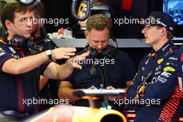 (L to R): Pierre Wache (FRA) Red Bull Racing Technical Director with Christian Horner (GBR) Red Bull Racing Team Principal and Max Verstappen (NLD) Red Bull Racing. 23.02.2023. Formula 1 Testing, Sakhir, Bahrain, Day One.