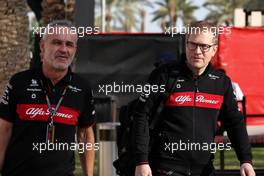 (L to R): Beat Zehnder (SUI) Alfa Romeo F1 Sporting Director with Andreas Seidl (GER) Sauber Group Chief Executive Officer. 23.02.2023. Formula 1 Testing, Sakhir, Bahrain, Day One.