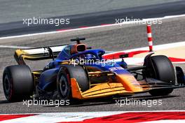Alexander Albon (THA) Williams Racing FW45 with flow-vis paint. 23.02.2023. Formula 1 Testing, Sakhir, Bahrain, Day One.