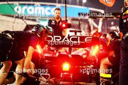 Max Verstappen (NLD) Red Bull Racing RB19 practices a pit stop. 23.02.2023. Formula 1 Testing, Sakhir, Bahrain, Day One.