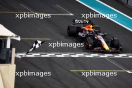 Jake Dennis (GBR) Red Bull Racing RB19 Test Driver takes the chequered flag at the end of the session.  28.11.2023. Formula 1 Testing, Yas Marina Circuit, Abu Dhabi, Tuesday.