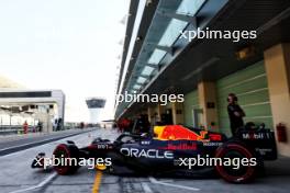Jake Dennis (GBR) Red Bull Racing RB19 Test Driver leaves the pits. 28.11.2023. Formula 1 Testing, Yas Marina Circuit, Abu Dhabi, Tuesday.