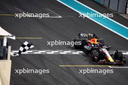 Jake Dennis (GBR) Red Bull Racing RB19 Test Driver takes the chequered flag at the end of the session.  28.11.2023. Formula 1 Testing, Yas Marina Circuit, Abu Dhabi, Tuesday.