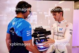 (L to R): Ben Jacobs (AUS) Williams Racing Personal Trainer with Logan Sargeant (USA) Williams Racing. 24.11.2023. Formula 1 World Championship, Rd 23, Abu Dhabi Grand Prix, Yas Marina Circuit, Abu Dhabi, Practice Day.