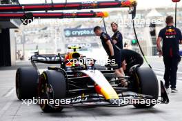 Isack Hadjar (FRA) Red Bull Racing RB19 Test Driver. 24.11.2023. Formula 1 World Championship, Rd 23, Abu Dhabi Grand Prix, Yas Marina Circuit, Abu Dhabi, Practice Day.