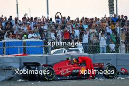 Carlos Sainz Jr (ESP) Ferrari SF-23 crashed in the second practice session. 24.11.2023. Formula 1 World Championship, Rd 23, Abu Dhabi Grand Prix, Yas Marina Circuit, Abu Dhabi, Practice Day.
