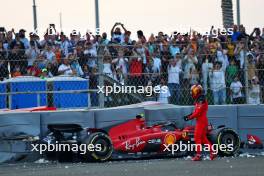 Carlos Sainz Jr (ESP) Ferrari SF-23 crashed in the second practice session. 24.11.2023. Formula 1 World Championship, Rd 23, Abu Dhabi Grand Prix, Yas Marina Circuit, Abu Dhabi, Practice Day.