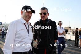 (L to R): Peter Sauber (SUI) Former Sauber Owner with Guenther Steiner (ITA) Haas F1 Team Prinicipal on the grid. 26.11.2023. Formula 1 World Championship, Rd 23, Abu Dhabi Grand Prix, Yas Marina Circuit, Abu Dhabi, Race Day.