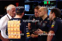 Max Verstappen (NLD) Red Bull Racing with Dr Helmut Marko (AUT) Red Bull Motorsport Consultant; Gianpiero Lambiase (ITA) Red Bull Racing Engineer and Pierre Wache (FRA) Red Bull Racing Technical Director. 26.11.2023. Formula 1 World Championship, Rd 23, Abu Dhabi Grand Prix, Yas Marina Circuit, Abu Dhabi, Race Day.