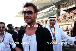 Chris Hemsworth (AUS) Actor on the grid. 26.11.2023. Formula 1 World Championship, Rd 23, Abu Dhabi Grand Prix, Yas Marina Circuit, Abu Dhabi, Race Day.