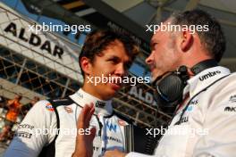Alexander Albon (THA) Williams Racing with James Urwin (GBR) Williams Racing Race Engineer on the grid. 26.11.2023. Formula 1 World Championship, Rd 23, Abu Dhabi Grand Prix, Yas Marina Circuit, Abu Dhabi, Race Day.