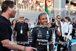 (L to R): Liam Hemsworth (AUS) Actor with Lewis Hamilton (GBR) Mercedes AMG F1 on the grid. 26.11.2023. Formula 1 World Championship, Rd 23, Abu Dhabi Grand Prix, Yas Marina Circuit, Abu Dhabi, Race Day.