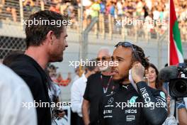 (L to R): Liam Hemsworth (AUS) Actor with Lewis Hamilton (GBR) Mercedes AMG F1 on the grid. 26.11.2023. Formula 1 World Championship, Rd 23, Abu Dhabi Grand Prix, Yas Marina Circuit, Abu Dhabi, Race Day.