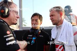 Kevin Magnussen (DEN) Haas F1 Team with Mark Slade (GBR) Haas F1 Team Race Engineer and Ayao Komatsu (JPN) Haas F1 Team Race Engineer on the grid. 26.11.2023. Formula 1 World Championship, Rd 23, Abu Dhabi Grand Prix, Yas Marina Circuit, Abu Dhabi, Race Day.