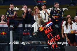 (L to R): Christian Horner (GBR) Red Bull Racing Team Principal celebrates at the podium with wife Geri Horner (GBR) Singer and Orlando Bloom (GBR) Actor. 26.11.2023. Formula 1 World Championship, Rd 23, Abu Dhabi Grand Prix, Yas Marina Circuit, Abu Dhabi, Race Day.