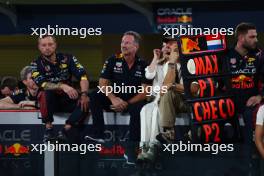 (L to R): Christian Horner (GBR) Red Bull Racing Team Principal celebrates at the podium with wife Geri Horner (GBR) Singer and Orlando Bloom (GBR) Actor. 26.11.2023. Formula 1 World Championship, Rd 23, Abu Dhabi Grand Prix, Yas Marina Circuit, Abu Dhabi, Race Day.