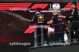 Max Verstappen (NLD), Red Bull Racing George Russell (GBR), Mercedes AMG F1  26.11.2023. Formula 1 World Championship, Rd 23, Abu Dhabi Grand Prix, Yas Marina Circuit, Abu Dhabi, Race Day.