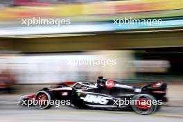 Kevin Magnussen (DEN) Haas VF-23 makes a pit stop. 26.11.2023. Formula 1 World Championship, Rd 23, Abu Dhabi Grand Prix, Yas Marina Circuit, Abu Dhabi, Race Day.