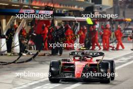Carlos Sainz Jr (ESP) Ferrari SF-23 makes a pit stop. 26.11.2023. Formula 1 World Championship, Rd 23, Abu Dhabi Grand Prix, Yas Marina Circuit, Abu Dhabi, Race Day.