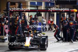 Max Verstappen (NLD) Red Bull Racing RB19 makes a pit stop. 26.11.2023. Formula 1 World Championship, Rd 23, Abu Dhabi Grand Prix, Yas Marina Circuit, Abu Dhabi, Race Day.
