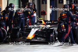 Sergio Perez (MEX) Red Bull Racing RB19 makes a pit stop. 26.11.2023. Formula 1 World Championship, Rd 23, Abu Dhabi Grand Prix, Yas Marina Circuit, Abu Dhabi, Race Day.