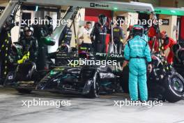 Lewis Hamilton (GBR) Mercedes AMG F1 W14 makes a pit stop. 26.11.2023. Formula 1 World Championship, Rd 23, Abu Dhabi Grand Prix, Yas Marina Circuit, Abu Dhabi, Race Day.