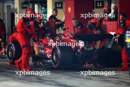 Carlos Sainz Jr (ESP) Ferrari SF-23 in the pits. 26.11.2023. Formula 1 World Championship, Rd 23, Abu Dhabi Grand Prix, Yas Marina Circuit, Abu Dhabi, Race Day.