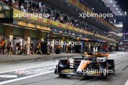 Oscar Piastri (AUS) McLaren MCL60 leaves the pits. 25.11.2023. Formula 1 World Championship, Rd 23, Abu Dhabi Grand Prix, Yas Marina Circuit, Abu Dhabi, Qualifying Day.