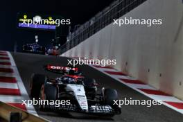 Daniel Ricciardo (AUS) AlphaTauri AT04 leaves the pits. 25.11.2023. Formula 1 World Championship, Rd 23, Abu Dhabi Grand Prix, Yas Marina Circuit, Abu Dhabi, Qualifying Day.