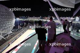 Circuit atmosphere - fans. 25.11.2023. Formula 1 World Championship, Rd 23, Abu Dhabi Grand Prix, Yas Marina Circuit, Abu Dhabi, Qualifying Day.