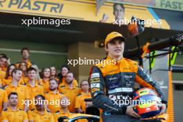Oscar Piastri (AUS) McLaren at a team photograph. 26.11.2023. Formula 1 World Championship, Rd 23, Abu Dhabi Grand Prix, Yas Marina Circuit, Abu Dhabi, Race Day.