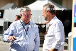 (L to R): Otmar Szafnauer (USA) with Steve Nielsen (GBR) FIA Sporting Director on the grid. 26.11.2023. Formula 1 World Championship, Rd 23, Abu Dhabi Grand Prix, Yas Marina Circuit, Abu Dhabi, Race Day.