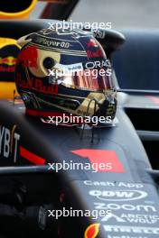 The helmet of Max Verstappen (NLD) Red Bull Racing at a team photograph. 26.11.2023. Formula 1 World Championship, Rd 23, Abu Dhabi Grand Prix, Yas Marina Circuit, Abu Dhabi, Race Day.