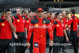 Carlos Sainz Jr (ESP) Ferrari at a team photograph. 23.11.2023. Formula 1 World Championship, Rd 23, Abu Dhabi Grand Prix, Yas Marina Circuit, Abu Dhabi, Preparation Day.
