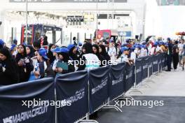 Circuit atmosphere - young fans in the pits. 23.11.2023. Formula 1 World Championship, Rd 23, Abu Dhabi Grand Prix, Yas Marina Circuit, Abu Dhabi, Preparation Day.