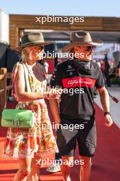 Valtteri Bottas (FIN) Alfa Romeo F1 Team with his girlfriend Tiffany Cromwell (AUS) Professional Cyclist. 20.10.2023. Formula 1 World Championship, Rd 19, United States Grand Prix, Austin, Texas, USA, Qualifying Day